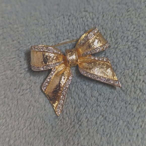 Vintage 1980's Goldtone & Rhinestones Bow Brooche - Picture 2 of 10